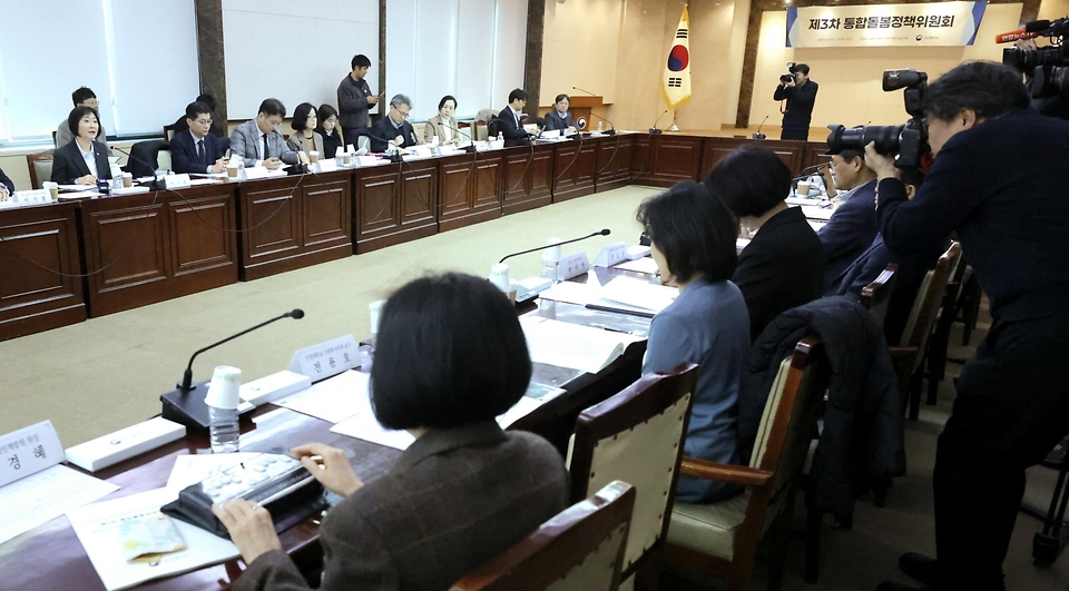 이스란 보건복지부 1차관이 3월 5일 정부서울청사에서 제3차 '통합돌봄정책위원회'를 개최하고, 지역사회 통합돌봄 추진 로드맵 등을 논의 후 발표하고 있다.