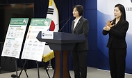 이스란 보건복지부 1차관이 3월 5일 정부서울청사에서 제3차 '통합돌봄정책위원회'를 개최하고, 지역사회 통합돌봄 추진 로드맵 등을 논의 후 발표하고 있다.