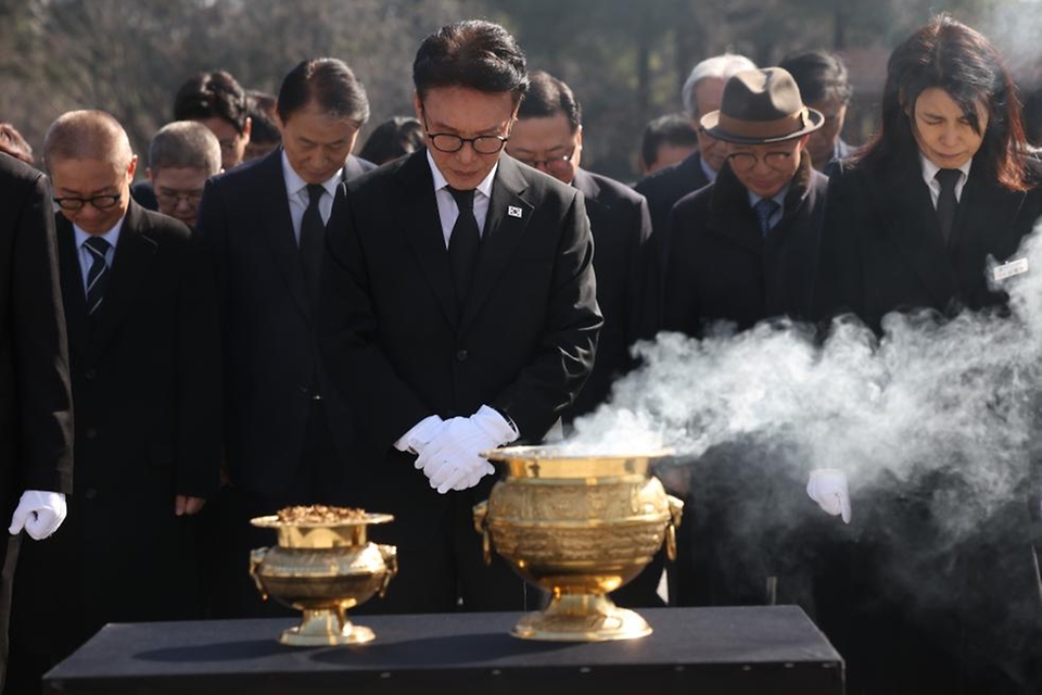 김민석 국무총리가 3월 8일 대전 서구 둔지미공원에 있는 3·8 민주의거 기념탑을 참배하고 있다.