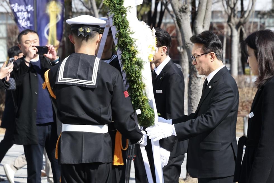 김민석 국무총리가 3월 8일 대전 서구 둔지미공원에 있는 3·8 민주의거 기념탑을 참배하고 있다.