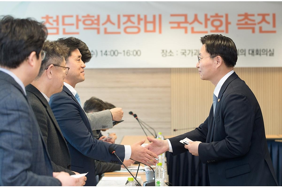 구혁채 과학기술정보통신부 제1차관이 3월 4일 서울 종로구 광화문 교보빌딩 국가과학기술자문회의 대회의실에서 열린 '첨단혁신장비 국산화 촉진 산학연 전문가 간담회'에 참석해 첨단연구장비 국산화 추진방향에 대해 의견을 나누고 있다.