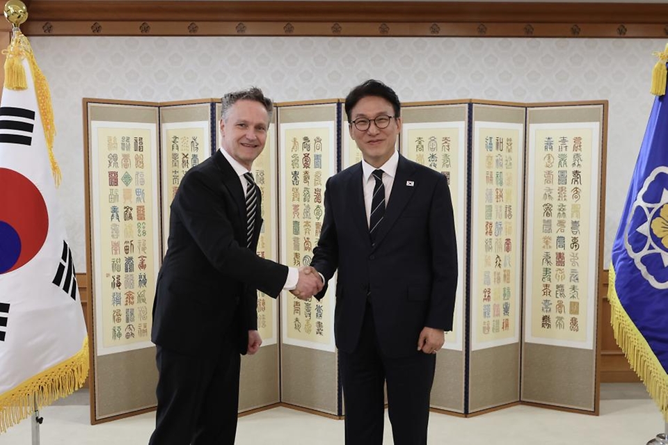 김민석 국무총리가 3월 9일 세종대로 정부서울청사에서 패트릭 존슨 일라이릴리앤컴퍼니 인터내셔널사업 총괄 대표를 접견, 인사 및 환담을 나누고 있다.