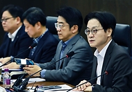 김정관 산업통상부 장관이 3월 9일 서울 중구 대한상공회의소 대회의실에서 SK에너지, GS칼텍스, S-OIL, 현대오일뱅크 등 정유 4개사와 한국석유공사, 한국석유협회 관계자가 참석한 가운데 '최근 중동 사태와 관련해 국내 석유가격 안정화 방안을 논의'하기 열린 '중동상황 대응본부 회의'를 주재하고 있다.