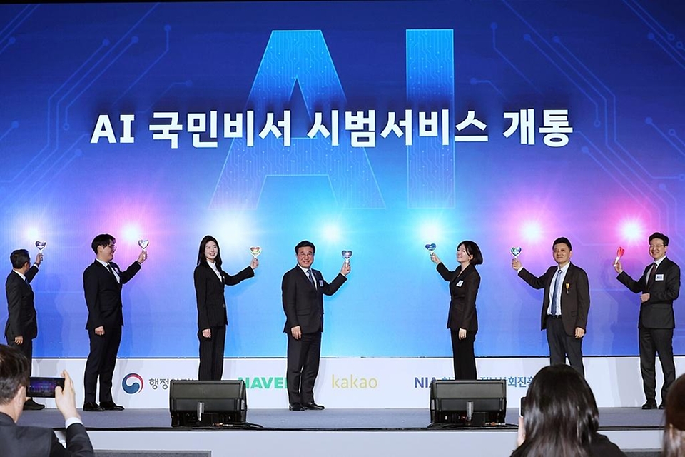 윤호중 행정안전부 장관이 3월 6일 오후 경기 판교테크노밸리 경기창조경제혁신센터 국제회의실에서 열린 'AI 국민비서 시범서비스 개통식'에서 개통축하 세레모니를 하고 있다.