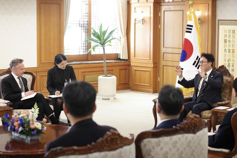김민석 국무총리가 3월 9일 세종대로 정부서울청사에서 패트릭 존슨 일라이릴리앤컴퍼니 인터내셔널사업 총괄 대표를 접견, 인사 및 환담을 나누고 있다.
