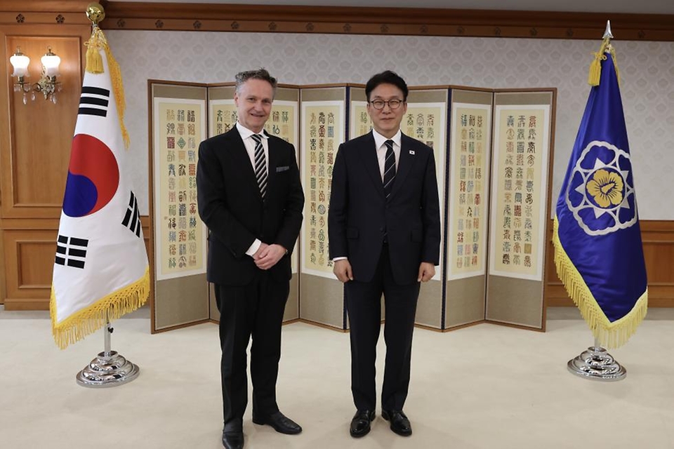 김민석 국무총리가 3월 9일 세종대로 정부서울청사에서 패트릭 존슨 일라이릴리앤컴퍼니 인터내셔널사업 총괄 대표를 접견, 인사 및 환담을 나누고 있다.