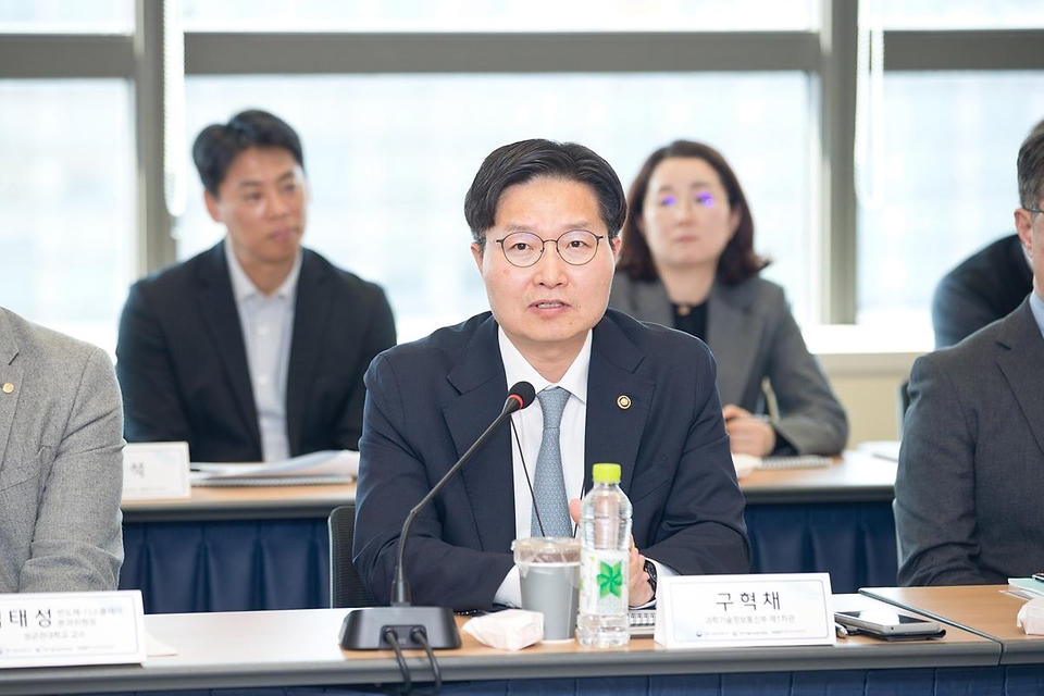 구혁채 과학기술정보통신부 제1차관이 3월 4일 서울 종로구 광화문 교보빌딩 국가과학기술자문회의 대회의실에서 열린 '첨단혁신장비 국산화 촉진 산학연 전문가 간담회'에 참석해 첨단연구장비 국산화 추진방향에 대해 의견을 나누고 있다.