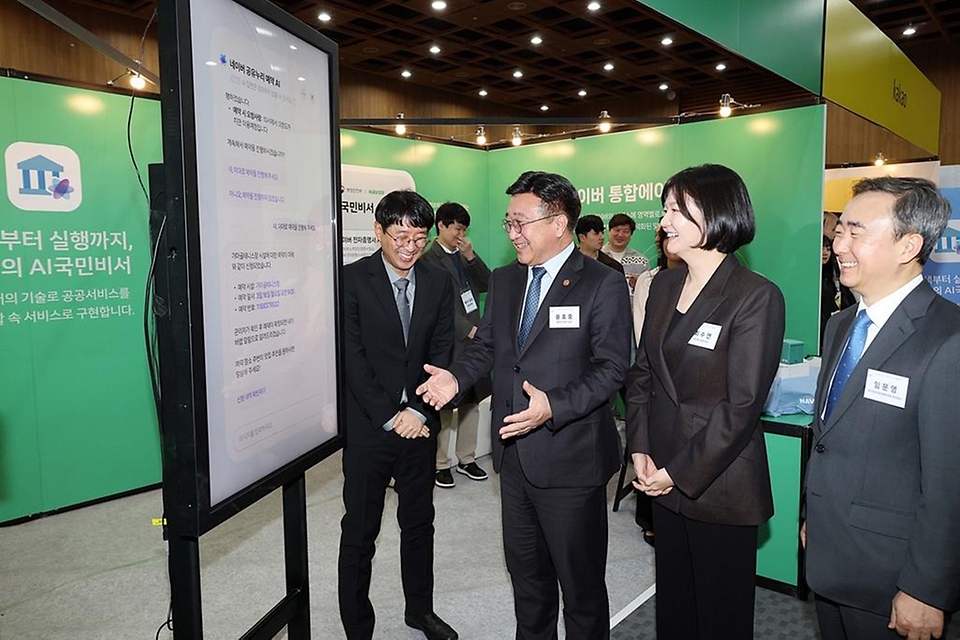 윤호중 행정안전부 장관이 3월 6일 오후 경기 판교테크노밸리 경기창조경제혁신센터 국제회의실에서 열린 'AI 국민비서 시범서비스 개통식'에서 네이버 AI 국민비서 서비스를 시연하고 있다.