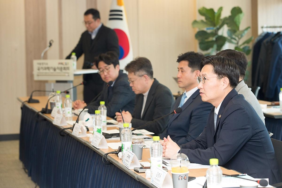 구혁채 과학기술정보통신부 제1차관이 3월 4일 서울 종로구 광화문 교보빌딩 국가과학기술자문회의 대회의실에서 열린 '첨단혁신장비 국산화 촉진 산학연 전문가 간담회'에 참석해 첨단연구장비 국산화 추진방향에 대해 의견을 나누고 있다.