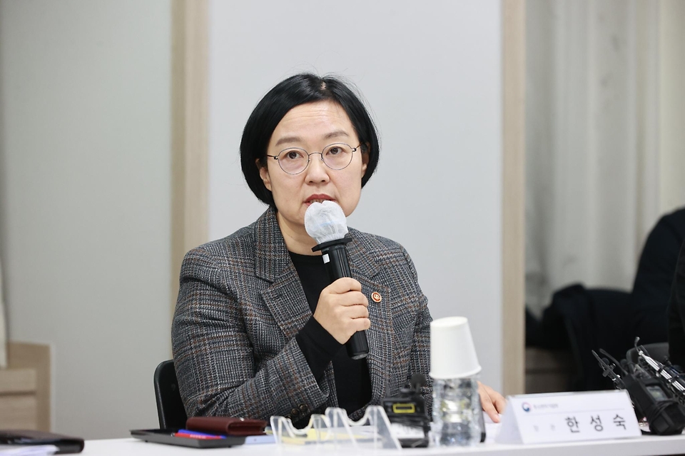 한성숙 중소벤처기업부 장관이 3월 6일 서울 영등포구 중소기업중앙회에서 중소기업 유관 협·단체와 '중동 상황 중소기업 영향 점검 회의'를 개최하고 있다.