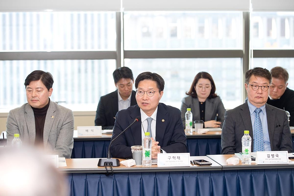 구혁채 과학기술정보통신부 제1차관이 3월 4일 서울 종로구 광화문 교보빌딩 국가과학기술자문회의 대회의실에서 열린 '첨단혁신장비 국산화 촉진 산학연 전문가 간담회'에 참석해 첨단연구장비 국산화 추진방향에 대해 의견을 나누고 있다.