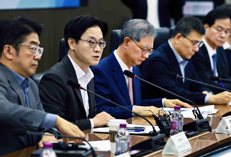 김정관 산업통상부 장관이 3월 9일 서울 중구 대한상공회의소 대회의실에서 SK에너지, GS칼텍스, S-OIL, 현대오일뱅크 등 정유 4개사와 한국석유공사, 한국석유협회 관계자가 참석한 가운데 '최근 중동 사태와 관련해 국내 석유가격 안정화 방안을 논의'하기 열린 '중동상황 대응본부 회의'를 주재하고 있다.