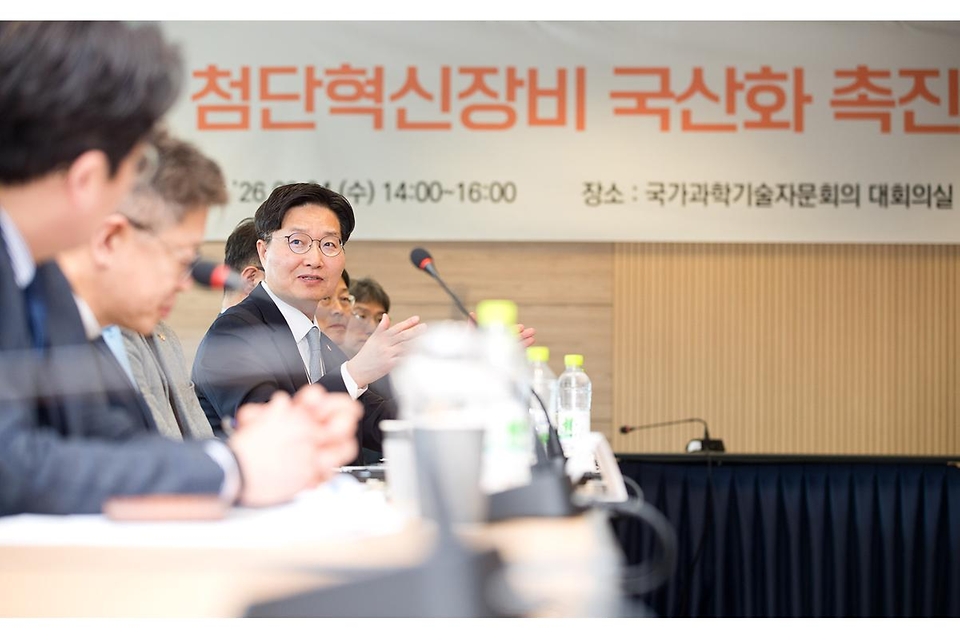 구혁채 과학기술정보통신부 제1차관이 3월 4일 서울 종로구 광화문 교보빌딩 국가과학기술자문회의 대회의실에서 열린 '첨단혁신장비 국산화 촉진 산학연 전문가 간담회'에 참석해 첨단연구장비 국산화 추진방향에 대해 의견을 나누고 있다.