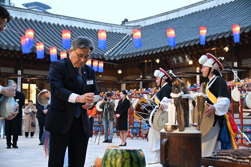 허민 국가유산청 청장이 3월 9일 국가유산청 산하 국가유산진흥원과 함께 약 8개월간의 공간 정비를 마친 '한국의집'에서 재개관 행사를 개최하고 있다. 한국의집은 3월 11일 재개관한다.