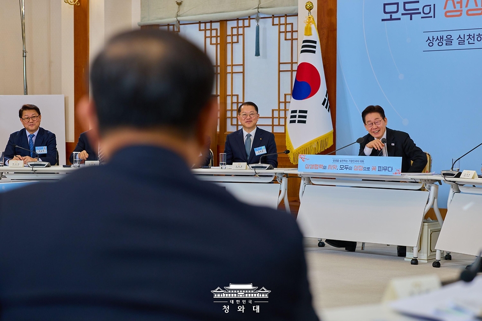 이재명 대통령이 3월 10일 청와대에서 열린 '상생을 실천하는 기업인과의 대화'에서 참석자 발언을 듣고 있다.