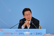 이재명 대통령이 3월 10일 청와대에서 열린 '상생을 실천하는 기업인과의 대화'에서 참석자 발언을 듣고 있다.
