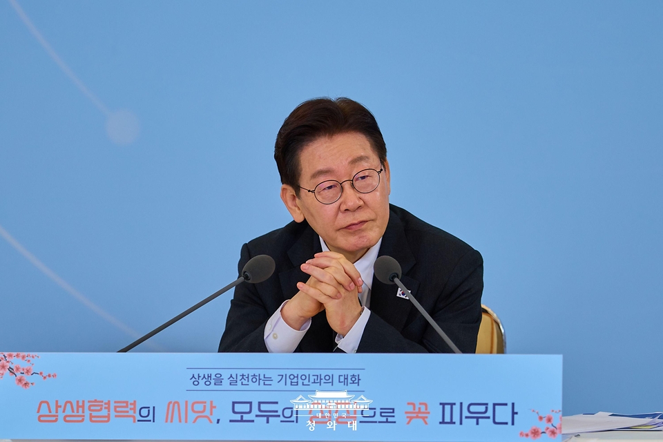 이재명 대통령이 3월 10일 청와대에서 열린 '상생을 실천하는 기업인과의 대화'에서 참석자 발언을 듣고 있다.