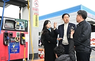 구윤철 부총리 겸 재정경제부 장관이 3월 6일 대전광역시 소재 SK KH에너지 하이웨이 주유소를 방문해 한국석유관리원 관계자와 정량검사와 함께 현장 점검을 하고, 주유소 관계자와 유류 거래량 등 현장 상황 대화를 나누고 있다.