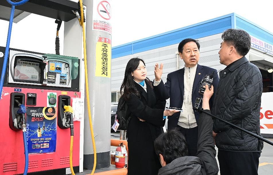 구윤철 부총리 겸 재정경제부 장관이 3월 6일 대전광역시 소재 SK KH에너지 하이웨이 주유소를 방문해 한국석유관리원 관계자와 정량검사와 함께 현장 점검을 하고, 주유소 관계자와 유류 거래량 등 현장 상황 대화를 나누고 있다.