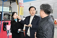 구윤철 부총리 겸 재정경제부 장관이 3월 6일 대전광역시 소재 SK KH에너지 하이웨이 주유소를 방문해 한국석유관리원 관계자와 정량검사와 함께 현장 점검을 하고, 주유소 관계자와 유류 거래량 등 현장 상황 대화를 나누고 있다.