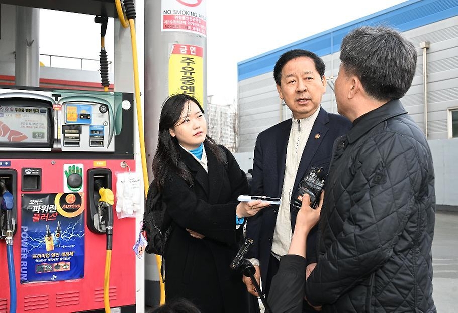 구윤철 부총리 겸 재정경제부 장관이 3월 6일 대전광역시 소재 SK KH에너지 하이웨이 주유소를 방문해 한국석유관리원 관계자와 정량검사와 함께 현장 점검을 하고, 주유소 관계자와 유류 거래량 등 현장 상황 대화를 나누고 있다.