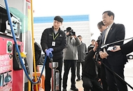 구윤철 부총리 겸 재정경제부 장관이 3월 6일 대전광역시 소재 SK KH에너지 하이웨이 주유소를 방문해 한국석유관리원 관계자와 정량검사와 함께 현장 점검을 하고, 주유소 관계자와 유류 거래량 등 현장 상황 대화를 나누고 있다.