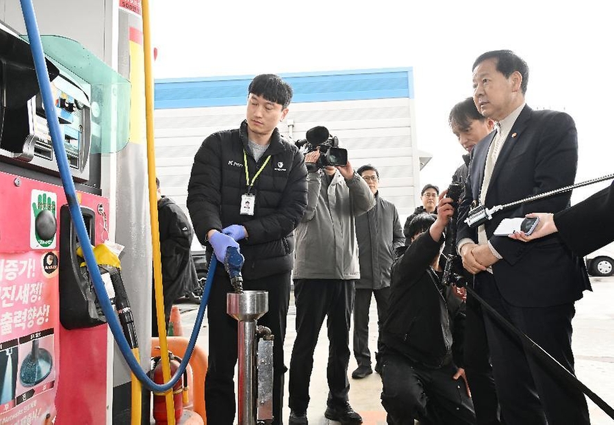 구윤철 부총리 겸 재정경제부 장관이 3월 6일 대전광역시 소재 SK KH에너지 하이웨이 주유소를 방문해 한국석유관리원 관계자와 정량검사와 함께 현장 점검을 하고, 주유소 관계자와 유류 거래량 등 현장 상황 대화를 나누고 있다.