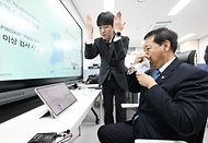 구윤철 부총리 겸 재정경제부 장관이 3월 6일 청년 재도전 창업 관련 현장방문으로 대전스타트업파크를 방문해 관계 기관, 전문가 및 창업자들과 간담회를 주재하고, 재도전 창업지원 추진현황 및 성공사례 등을 설명을 듣고 있다.