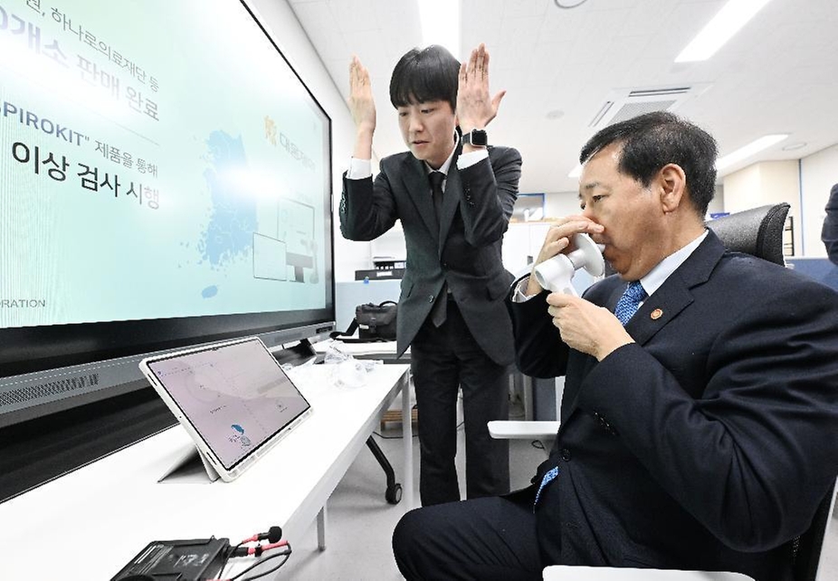 구윤철 부총리 겸 재정경제부 장관이 3월 6일 청년 재도전 창업 관련 현장방문으로 대전스타트업파크를 방문해 관계 기관, 전문가 및 창업자들과 간담회를 주재하고, 재도전 창업지원 추진현황 및 성공사례 등을 설명을 듣고 있다.