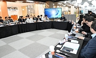 구윤철 부총리 겸 재정경제부 장관이 3월 6일 청년 재도전 창업 관련 현장방문으로 대전스타트업파크를 방문해 관계 기관, 전문가 및 창업자들과 간담회를 주재하고, 재도전 창업지원 추진현황 및 성공사례 등을 설명을 듣고 있다.