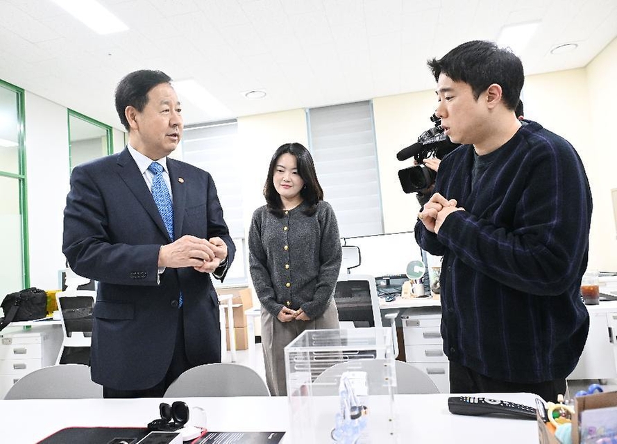구윤철 부총리 겸 재정경제부 장관이 3월 6일 청년 재도전 창업 관련 현장방문으로 대전스타트업파크를 방문해 관계 기관, 전문가 및 창업자들과 간담회를 주재하고, 재도전 창업지원 추진현황 및 성공사례 등을 설명을 듣고 있다.