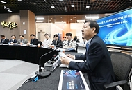 구윤철 부총리 겸 재정경제부 장관이 3월 6일 청년 재도전 창업 관련 현장방문으로 대전스타트업파크를 방문해 관계 기관, 전문가 및 창업자들과 간담회를 주재하고, 재도전 창업지원 추진현황 및 성공사례 등을 설명을 듣고 있다.