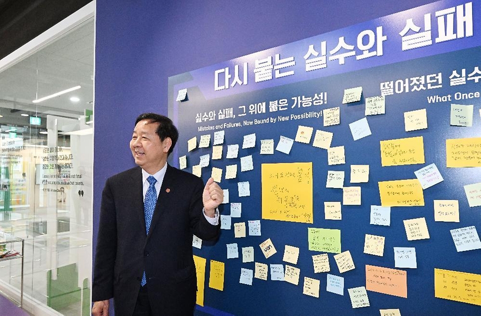 구윤철 부총리 겸 재정경제부 장관이 3월 6일 청년 재도전 창업 관련 현장방문으로 대전스타트업파크를 방문해 관계 기관, 전문가 및 창업자들과 간담회를 주재하고, 재도전 창업지원 추진현황 및 성공사례 등을 설명을 듣고 있다.