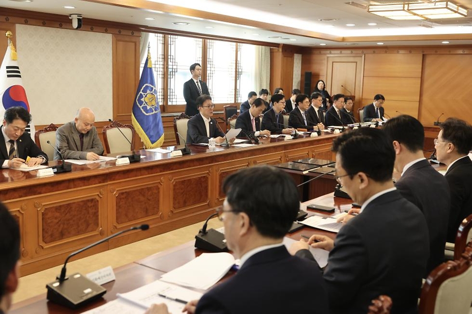 김민석 국무총리가 3월 10일 세종대로 정부서울청사에서 열린 국고보조금 부정수급 근절을 위한 관계장관회의를 주재하고 있다.