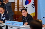이재명 대통령이 3월 10일 청와대에서 열린 '상생을 실천하는 기업인과의 대화'에서 참석자 발언을 듣고 있다.