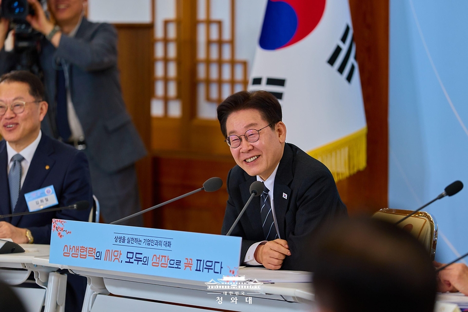 이재명 대통령이 3월 10일 청와대에서 열린 '상생을 실천하는 기업인과의 대화'에서 참석자 발언을 듣고 있다.