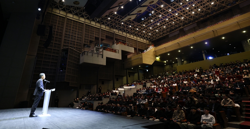 문화체육관광부는 3월 10일 국립국악원 예악당에서 7개 국립예술단체, 국립국악원, 국립극장, 국립예술단체연합회와 함께 국립단체 ‘청년 교육단원 통합선발 3기 발대식’을 개최했다. 문체부 김영수 제1차관은 발대식 현장을 찾아 통합 선발된 청년 교육단원 456명의 힘찬 출발을 응원했다.