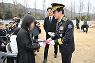김승룡 소방청장 직무대행이 3월 5일 대전 유성구 국립대전현충원에서 열린 故 성치인 소방령 안장식에 참석해 분향을 하고 있다.
