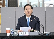 구윤철 부총리 겸 재정경제부 장관이 3월 6일 청년 재도전 창업 관련 현장방문으로 대전스타트업파크를 방문해 관계 기관, 전문가 및 창업자들과 간담회를 주재하고, 재도전 창업지원 추진현황 및 성공사례 등을 설명을 듣고 있다.