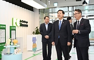 구윤철 부총리 겸 재정경제부 장관이 3월 6일 청년 재도전 창업 관련 현장방문으로 대전스타트업파크를 방문해 관계 기관, 전문가 및 창업자들과 간담회를 주재하고, 재도전 창업지원 추진현황 및 성공사례 등을 설명을 듣고 있다.