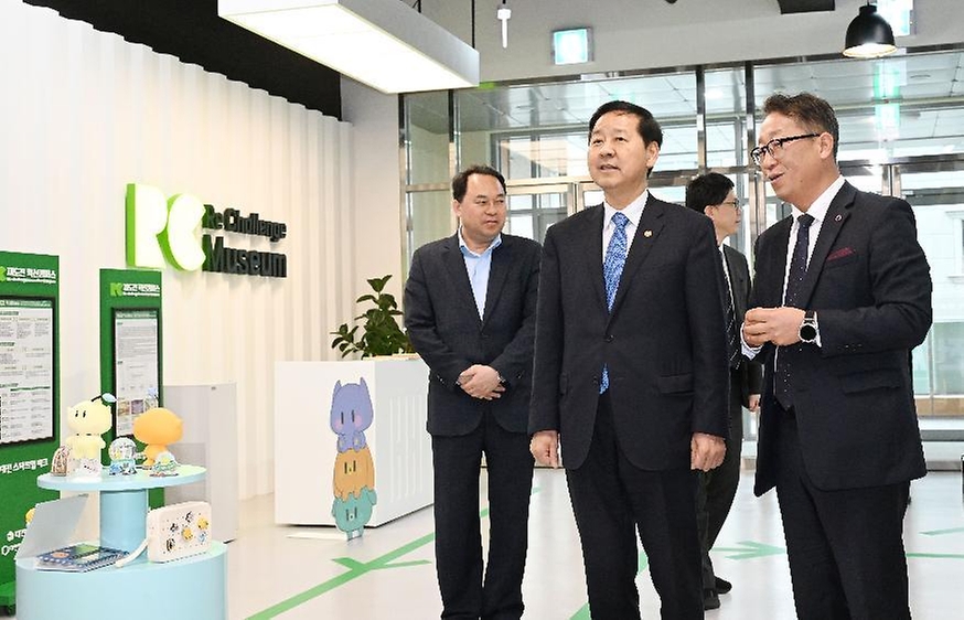구윤철 부총리 겸 재정경제부 장관이 3월 6일 청년 재도전 창업 관련 현장방문으로 대전스타트업파크를 방문해 관계 기관, 전문가 및 창업자들과 간담회를 주재하고, 재도전 창업지원 추진현황 및 성공사례 등을 설명을 듣고 있다.