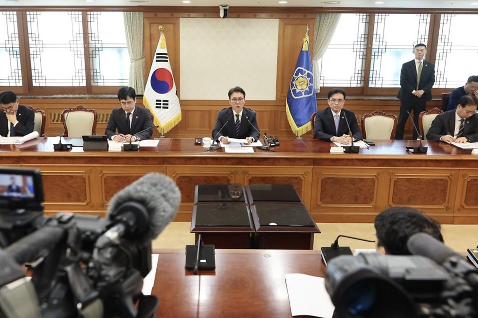 김민석 국무총리가 3월 10일 세종대로 정부서울청사에서 열린 UN AI 허브 유치지원 TF 회의를 주재하고 있다.