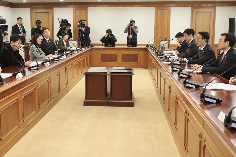 김민석 국무총리가 3월 10일 세종대로 정부서울청사에서 열린 UN AI 허브 유치지원 TF 회의를 주재하고 있다.