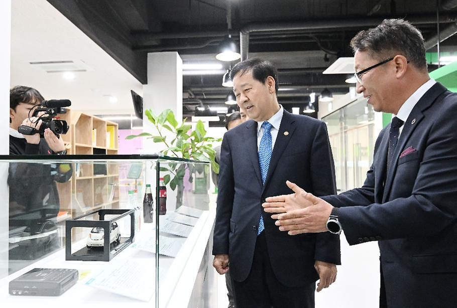 구윤철 부총리 겸 재정경제부 장관이 3월 6일 청년 재도전 창업 관련 현장방문으로 대전스타트업파크를 방문해 관계 기관, 전문가 및 창업자들과 간담회를 주재하고, 재도전 창업지원 추진현황 및 성공사례 등을 설명을 듣고 있다.