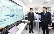 구윤철 부총리 겸 재정경제부 장관이 3월 6일 청년 재도전 창업 관련 현장방문으로 대전스타트업파크를 방문해 관계 기관, 전문가 및 창업자들과 간담회를 주재하고, 재도전 창업지원 추진현황 및 성공사례 등을 설명을 듣고 있다.