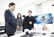 구윤철 부총리 겸 재정경제부 장관이 3월 6일 청년 재도전 창업 관련 현장방문으로 대전스타트업파크를 방문해 관계 기관, 전문가 및 창업자들과 간담회를 주재하고, 재도전 창업지원 추진현황 및 성공사례 등을 설명을 듣고 있다.