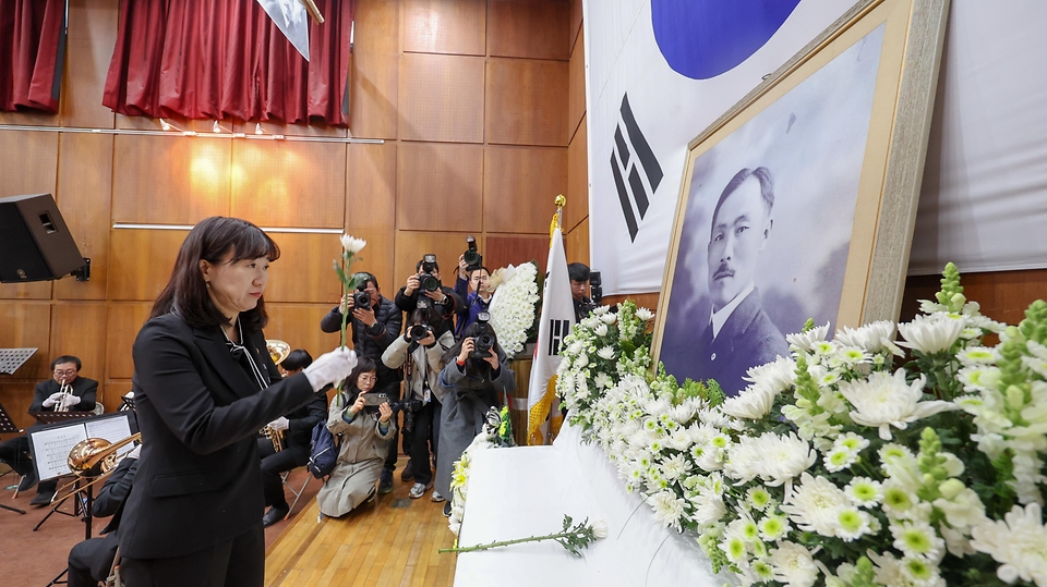 강윤진 국가보훈부 차관이 3월 10일 오전 서울시 강남구 신사동 도산안창호기념관에서 열린 도산 안창호 선생 서거 88주기 추모식에 참석해 권오을 국가보훈부 장관 추모사를 대독하고 있다.