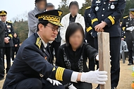 김승룡 소방청장 직무대행이 3월 5일 대전 유성구 국립대전현충원에서 열린 故 성치인 소방령 안장식에 참석해 분향을 하고 있다.