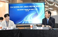 구윤철 부총리 겸 재정경제부 장관이 3월 6일 청년 재도전 창업 관련 현장방문으로 대전스타트업파크를 방문해 관계 기관, 전문가 및 창업자들과 간담회를 주재하고, 재도전 창업지원 추진현황 및 성공사례 등을 설명을 듣고 있다.