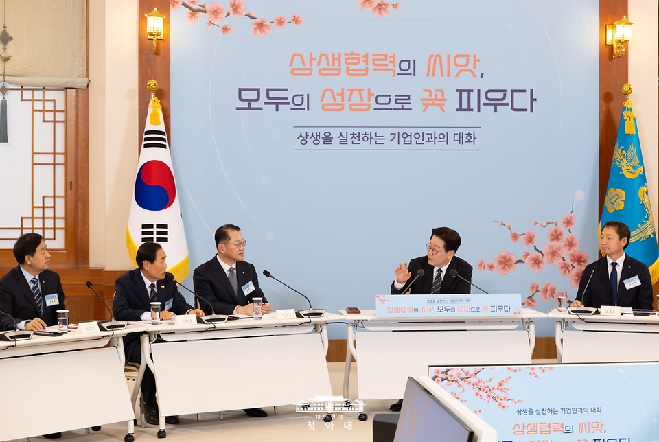 이재명 대통령이 3월 10일 청와대에서 열린 '상생을 실천하는 기업인과의 대화'에서 한화오션과 대원산업의 성과공유 상생협력 사례 관련 질문을 하고 있다.